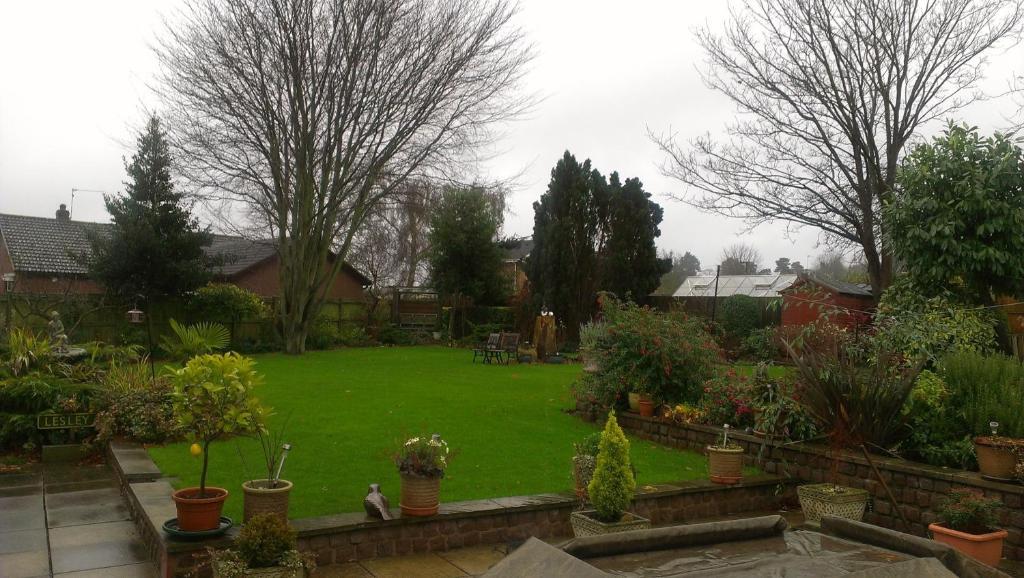 St Edmundsbury B&B Drayton  Екстер'єр фото